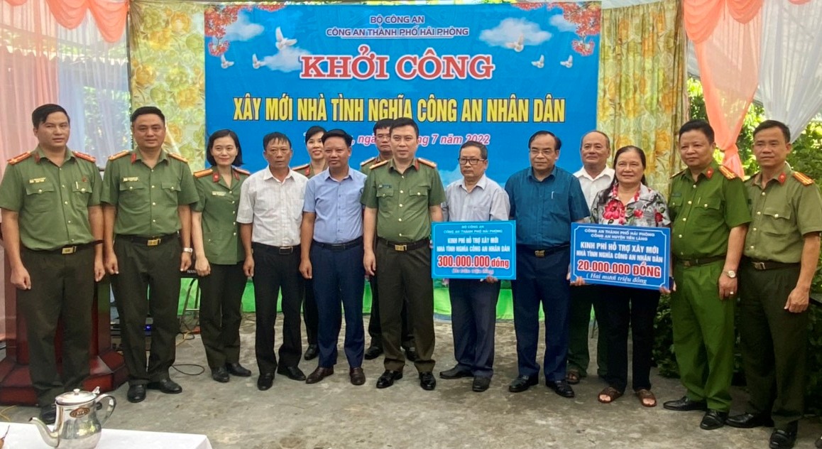 Công an thành phố trao kinh phí hỗ trợ xây mới “Nhà tình nghĩa” ở xã Tiên Minh (huyện Tiên Lãng)